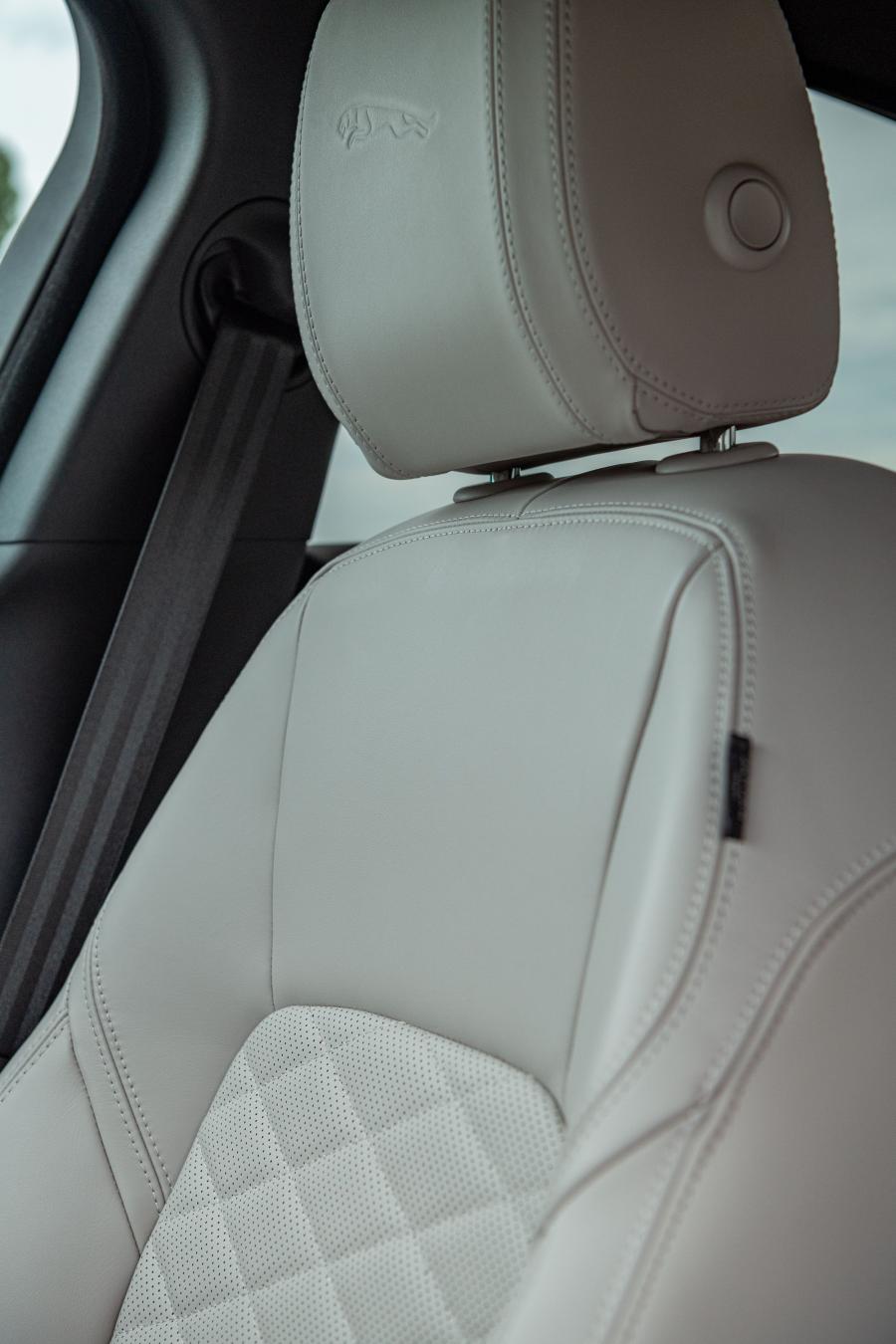 Детали интерьера Jaguar XE D180 S 2019 года  (UK) (фото 22 из 25)
